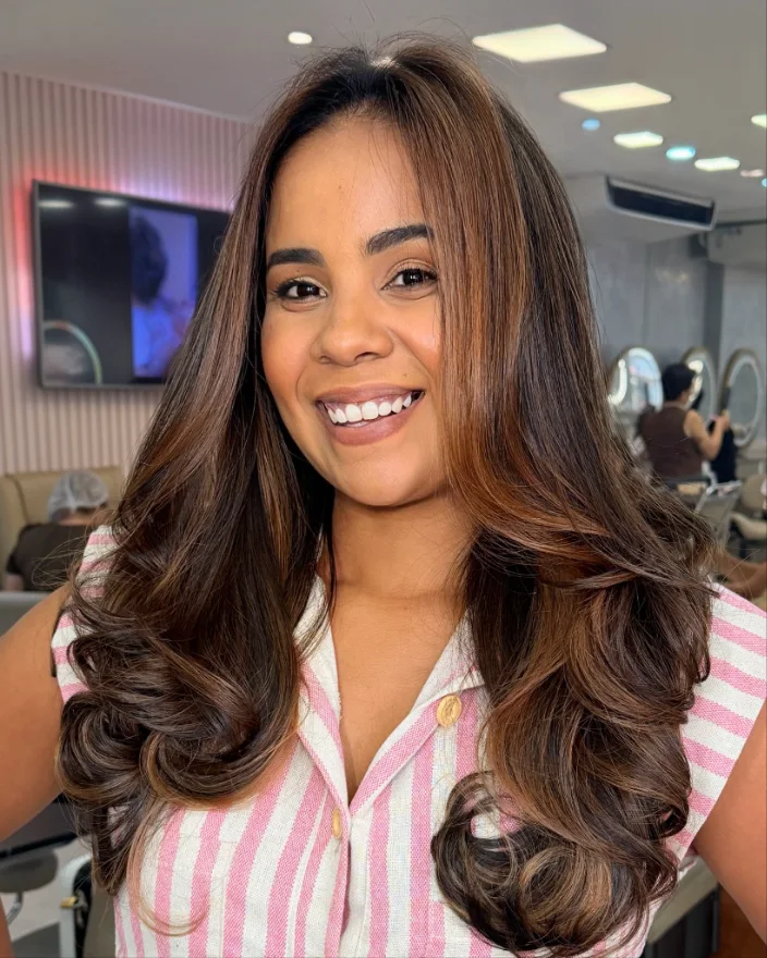 Cliente com cor e corte feitos no Rekint, cabelo longo com ondas