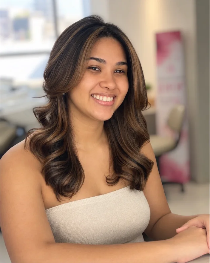 Corte longo com ondas e iluminação