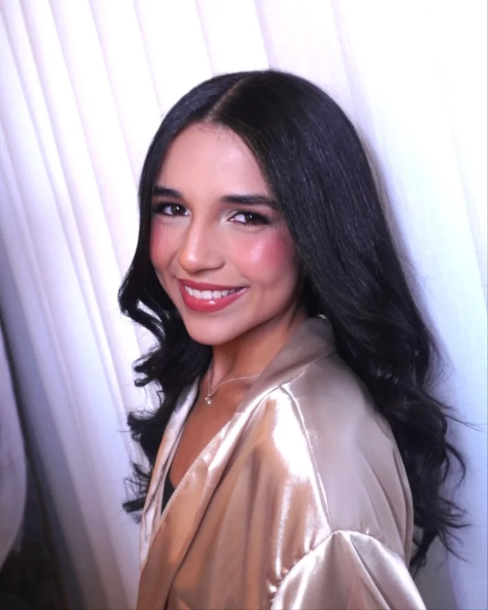 Produção com cabelo e maquiagem